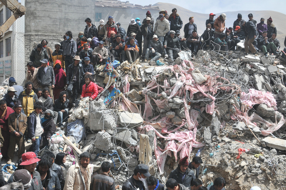 48 órával a Richter-skála szerinti 7,1-es erősségű csinghaji (Qinghai) földrengés után még 294 ember neve szerepel az eltűntek listáján, több mint 11 ezer sérültet vettek nyilvántartásba, akik közül csaknem 1200 állapota súlyos.