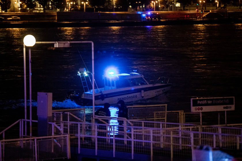 7 dead, 21 missing after sightseeing boat collides with cruise ship on the Danube in Budapest - 4