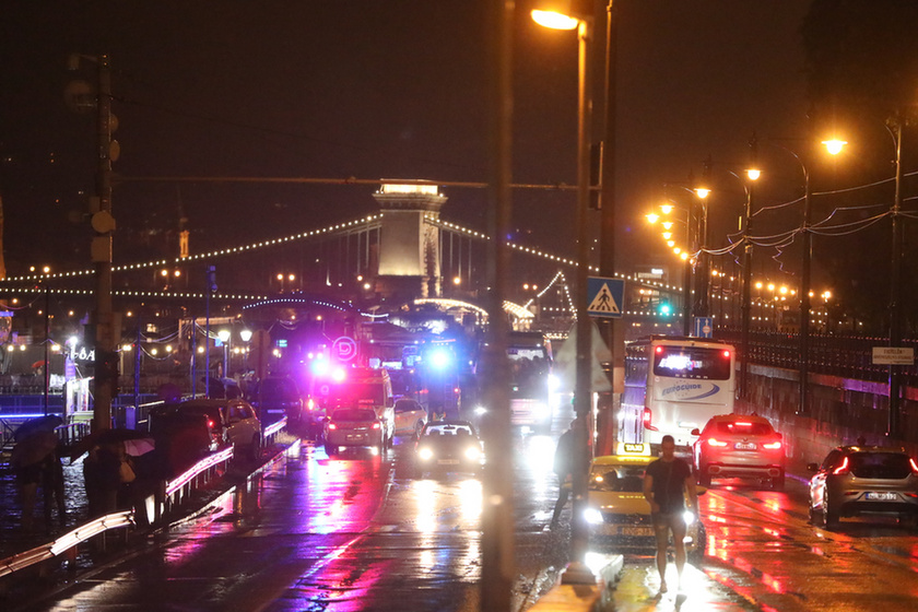 7 dead, 21 missing after sightseeing boat collides with cruise ship on the Danube in Budapest - 3