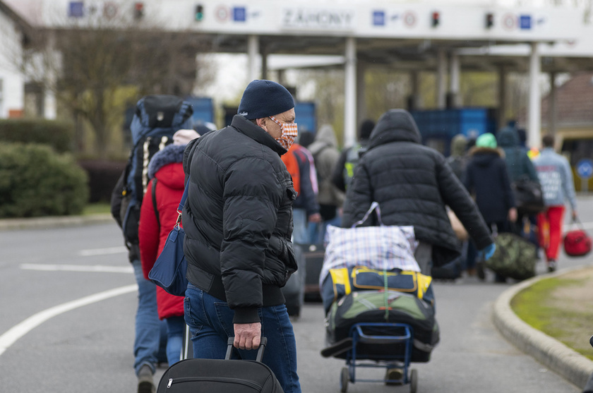 Feltorlódtak az ukrán vendégmunkások a záhonyi határon - 2