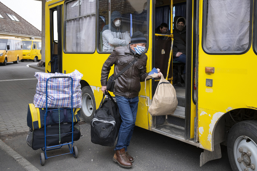 Feltorlódtak az ukrán vendégmunkások a záhonyi határon - 7