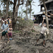 3. díj, Hír kategória, sorozat - Franciaország, Agence France-PresseMianmar (Burma) történelmének legszörnyűbb természeti katasztrófája során a Nargis ciklon az ország déli részén földcsuszamlást okozott május 2-án, egész falvakat sodort el, és hatalmas területek kerültek víz alá. A becslések szerint a viharban 130 ezer ember vesztette életét és 450 ezer ház pusztult el. Az érintett területek többsége nagyon elszigetelt vidék volt, amit csak csónakkal lehetett megközelíteni. A helyi segélyszállítmányok lassan indultak be, és a közvetlenül a katasztrófát követő, rendkívül fontos napokban a burmai hatóságok nem akarták elfogadni a külföldi segítséget. Ban Ki Mun ENSZ főtitkár május 21-én még mindig arról próbálta meggyőzni a burmai junta vezetőjét, hogy fogadják el a mindenre kiterjedő nemzetközi segélyajánlatokat.