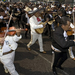 Mexikó: Több száz mexikói mariachi rója le tiszteletét a zenészek védőszentje, Szent Cecilia előtt.
