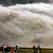 Kína: Látványosságra gyűltek az emberek, mikor árvízvédelmi okokból kinyitották a Sárga folyó egyik víztározójának zsilipeit.