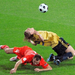 Ausztria: Az orosz védő, Szergej Ignasevics és a spanyol csatár, Fernando Torres párharca az Eb elődöntőjén.
