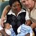 Németország: A két szülő, Florence Addo-Gerth és
 Stephan Gerth újszülött ikreivel, 
Ryannel és Leóval fényképezkedik.  
A ghánai anya és a német apa gyermekeinek
 egyike fehér, míg 
a másik fekete bőrű.