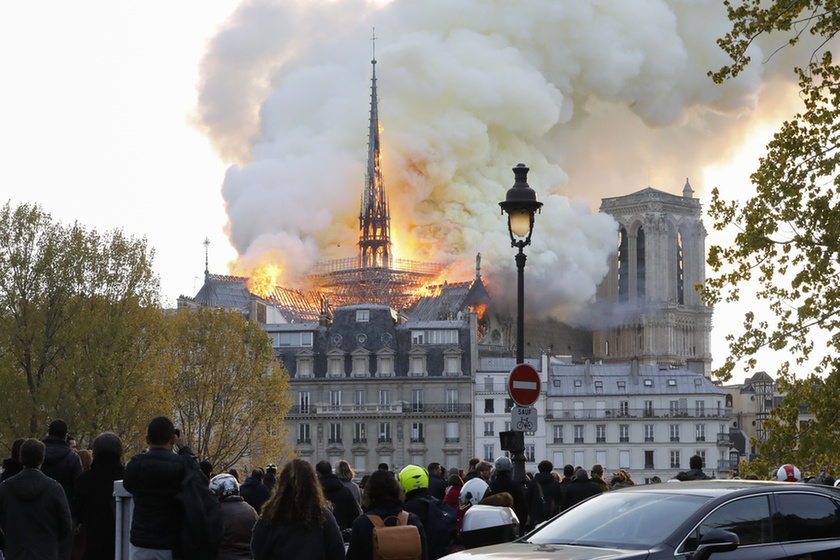 Miért mosolygott az égő Notre-Dame-nál két arab férfi? - 4