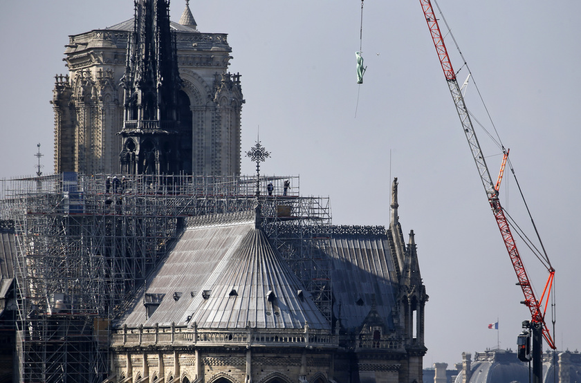 Miért mosolygott az égő Notre-Dame-nál két arab férfi? - 1