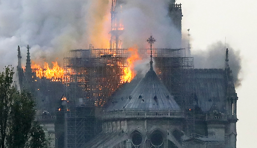 Miért mosolygott az égő Notre-Dame-nál két arab férfi? - 3