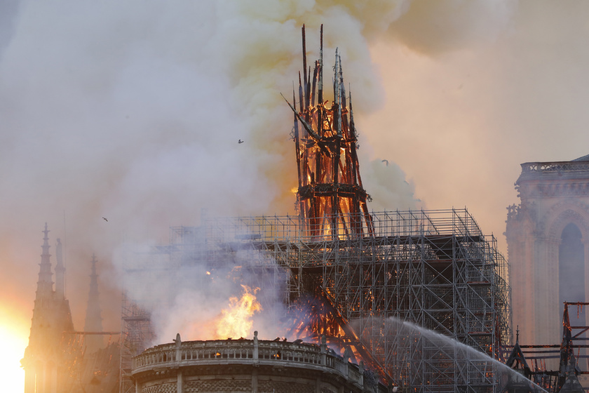 Miért mosolygott az égő Notre-Dame-nál két arab férfi? - 7