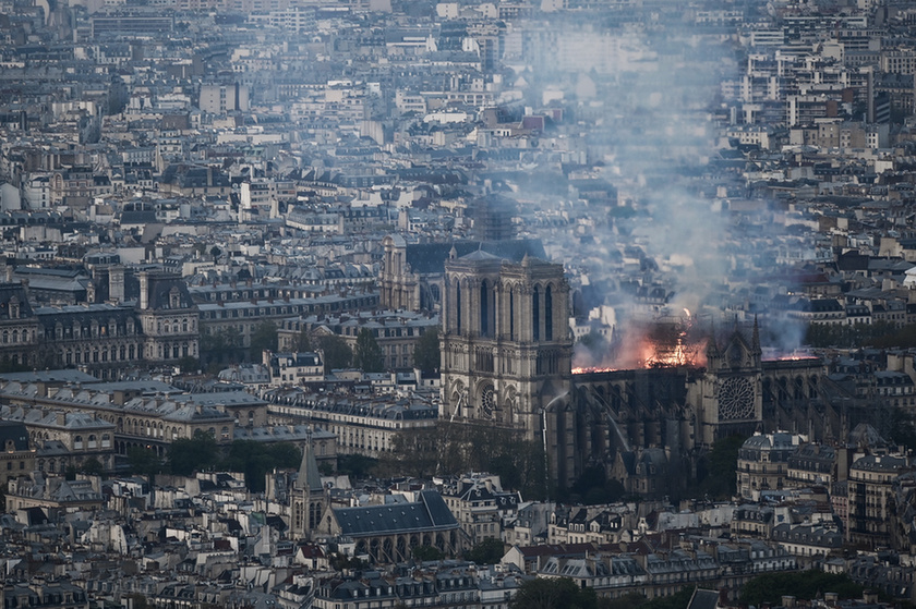Miért mosolygott az égő Notre-Dame-nál két arab férfi? - 10