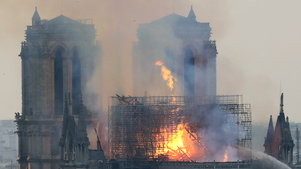 Miért mosolygott az égő Notre-Dame-nál két arab férfi? - 9