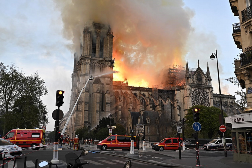 Miért mosolygott az égő Notre-Dame-nál két arab férfi? - 8