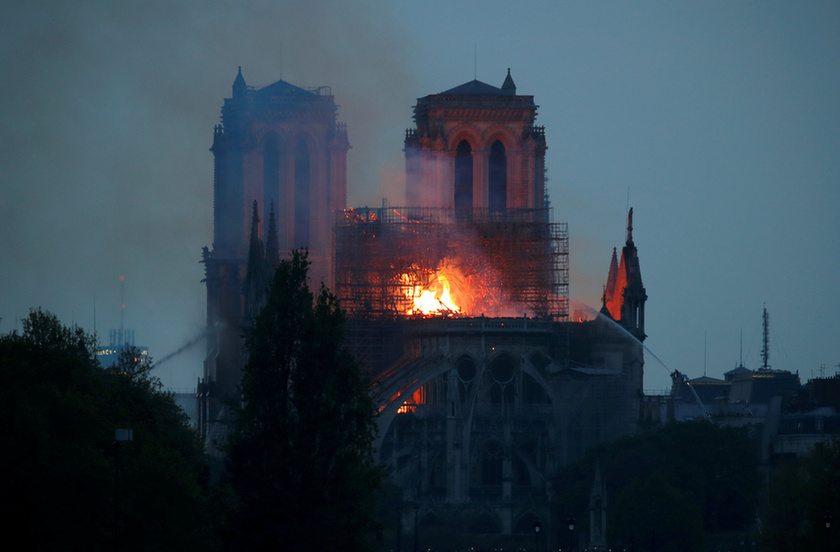 Miért mosolygott az égő Notre-Dame-nál két arab férfi? - 11
