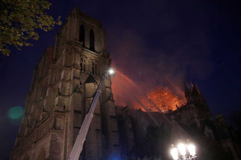 Miért mosolygott az égő Notre-Dame-nál két arab férfi? - 12