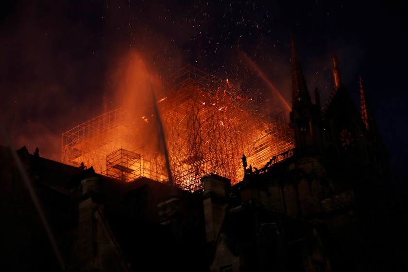 Miért mosolygott az égő Notre-Dame-nál két arab férfi? - 13