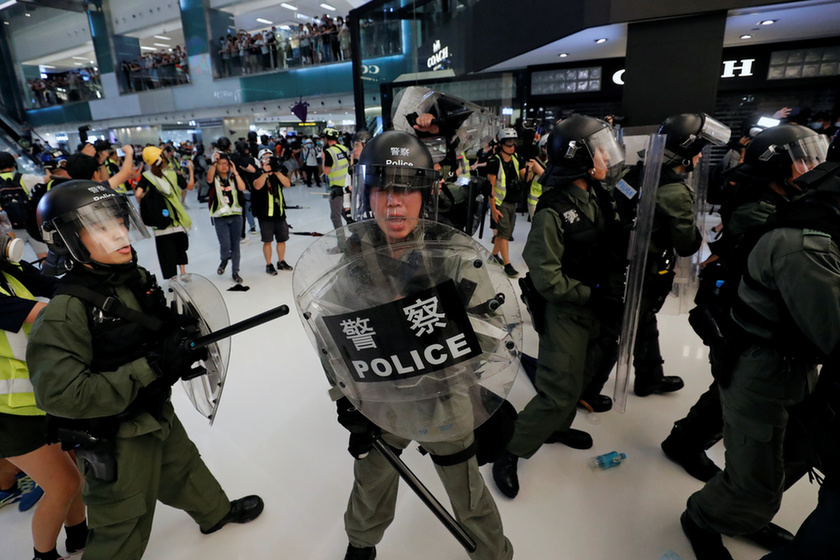 Bevásárlóközpontban csaptak össze a rendőrök a tüntetőkkel Hongkongban - 6
