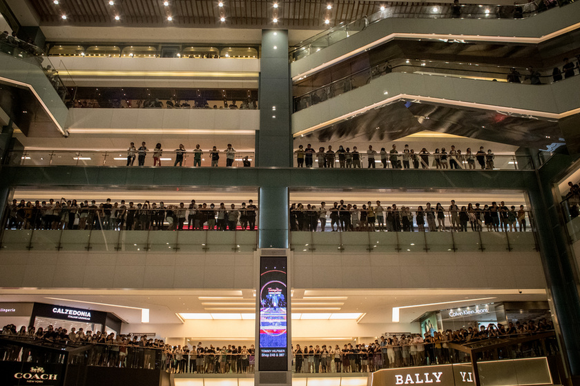 Bevásárlóközpontban csaptak össze a rendőrök a tüntetőkkel Hongkongban - 5