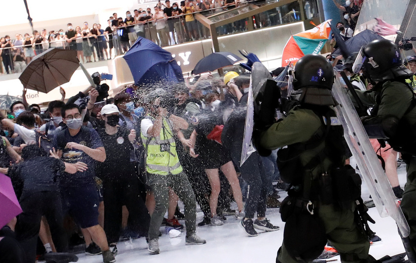 Bevásárlóközpontban csaptak össze a rendőrök a tüntetőkkel Hongkongban - 4