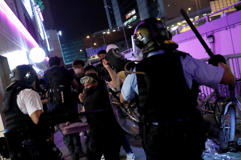 Bevásárlóközpontban csaptak össze a rendőrök a tüntetőkkel Hongkongban - 2