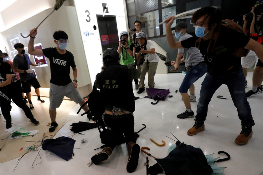 Bevásárlóközpontban csaptak össze a rendőrök a tüntetőkkel Hongkongban - 9