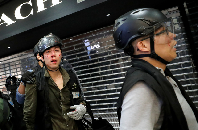 Bevásárlóközpontban csaptak össze a rendőrök a tüntetőkkel Hongkongban - 7