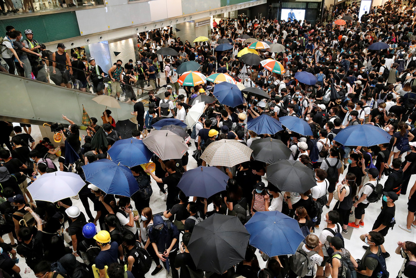 Bevásárlóközpontban csaptak össze a rendőrök a tüntetőkkel Hongkongban - 8